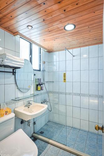 a bathroom with a shower and a sink and a toilet at 亞馨文旅 近東大門夜市 有免費停車場 可自助入住 in Hualien City