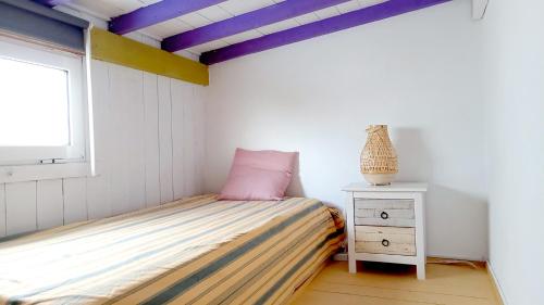 テギセにあるVolcán de salの小さなベッドルーム(ベッド1台、窓付)