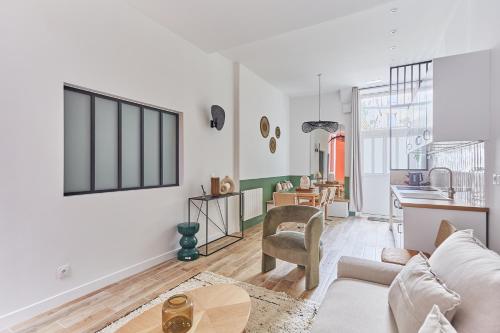 un salon avec un canapé et une table dans l'établissement Rent a Room - Residence Charon, à Paris