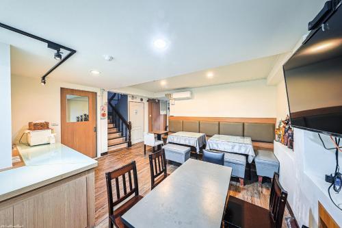 a room with a waiting room with tables and chairs at 亞馨文旅 近東大門夜市 有免費停車場 可自助入住 in Hualien City