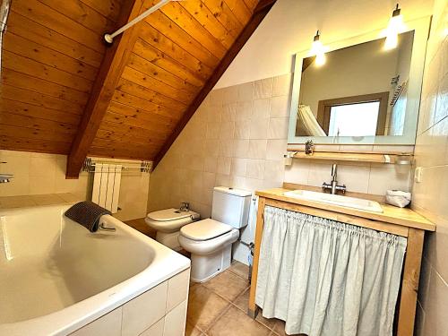 Kúpeľňa v ubytovaní Dúplex amb vistes fantàstiques al centre d'Esterri d'Àneu by RURAL D'ÀNEU