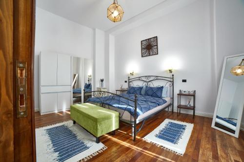 um quarto com uma cama e um repousa-pés verde em The Central Retreat - Premium Enjoyment em Arad