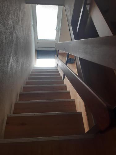 una escalera que conduce a una ventana de un edificio en Bed and Breakfast 4, en Korswandt