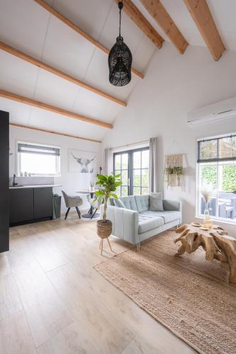 a living room with a couch and a table at Vakantiehuis De Zeearend Dishoek in Dishoek