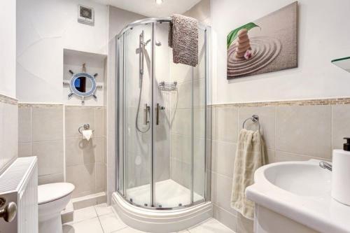 een badkamer met een douche, een toilet en een wastafel bij The Saddlery Cheshire in Congleton