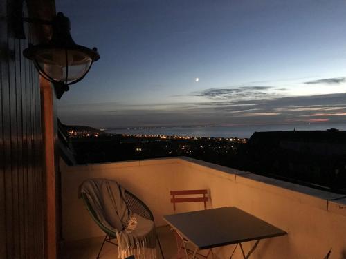 Un balcón o terraza de La terrasse vue mer à 5 min de la plage
