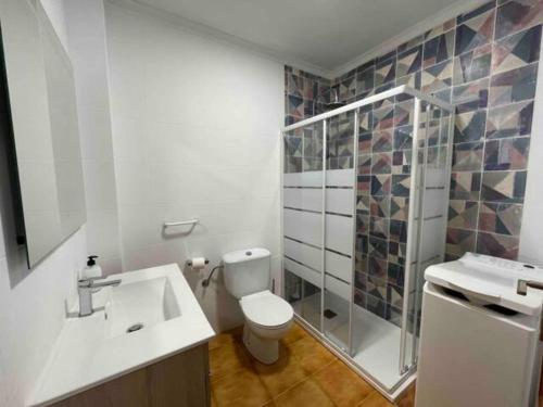 デニアにあるTropikana Park VIのバスルーム(トイレ、シャワー、シンク付)