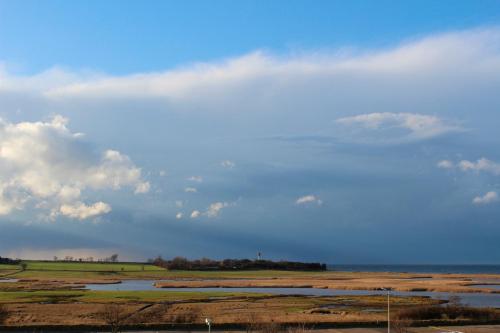 ハイリゲンハーフェンにある" Steilküstenblick" FP, L-10-7の水原と曇空の景色