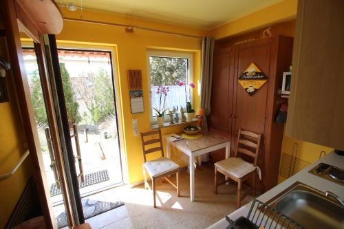 Una cocina con mesa y sillas y una ventana. en Kleine Wohngelegenheit am Stadtrand von Chemnitz, en Chemnitz