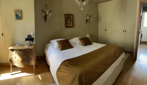 フォンテーヌブローにあるLes anges De Fleuryのベッドルーム(大型ベッド1台、ナイトスタンド付)