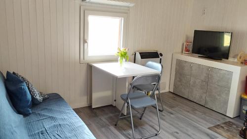 a small room with a table and a window at Mansarda al mare in Pertegada