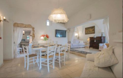 a kitchen and living room with a table and chairs at Villa Annabella - Vacanze Ostuni in Carovigno