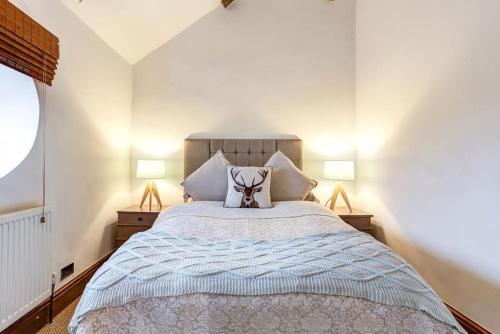 een slaapkamer met een bed met een knuffeldier erop bij The Saddlery Cheshire in Congleton