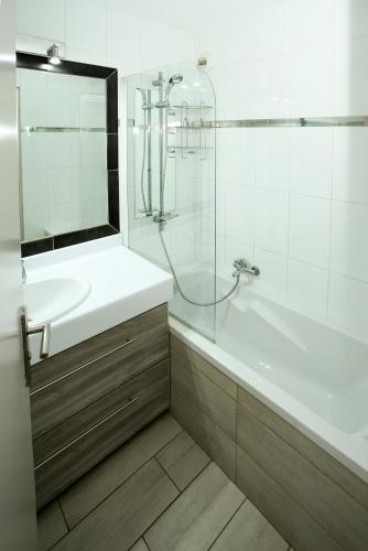 une salle de bain avec une baignoire, un lavabo et une douche dans l'établissement 2 Room Terraced Apartment Cannes Centre, à Cannes