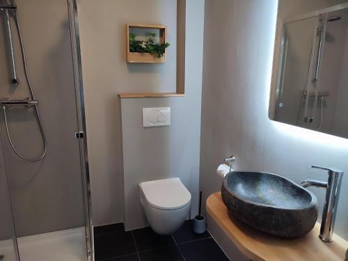 a bathroom with a sink and a toilet and a bath tub at Hotel Groote Engel in Emlichheim