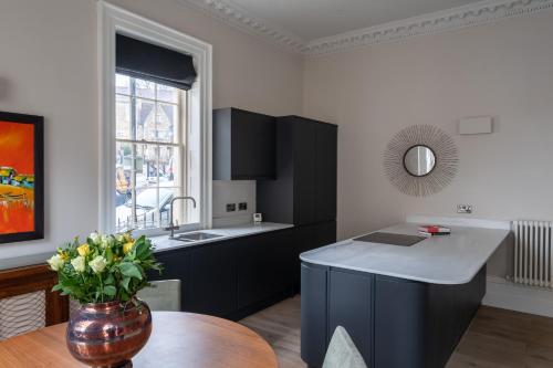 Dapur atau dapur kecil di Russell House Suites