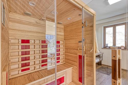 y baño con ducha y paredes de madera. en Resort Stari Malni, en Osilnica