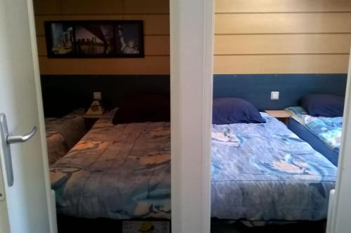 een slaapkamer met een bed in een kamer bij Mobilhome 6 personnes en bord de mer in Hyères