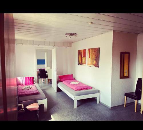 una camera con due letti e un divano in esso di Monteurwohnung nähe Bayreuth, Parken frei, Wifi, Küche a Mistelgau
