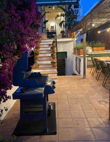 un piano está sentado en un patio con escaleras en Didi House - Charming in Downtown Mahon, en Mahón