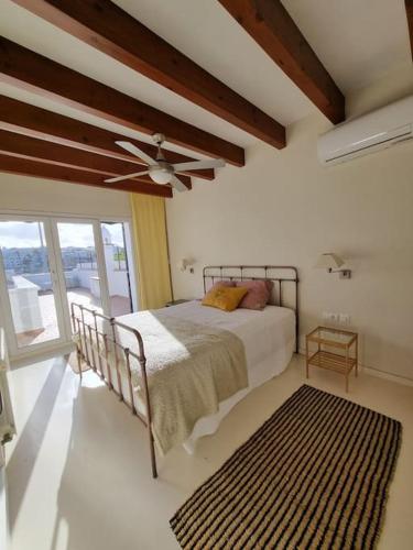 1 dormitorio con 1 cama y ventilador de techo en Didi House - Charming in Downtown Mahon, en Mahón