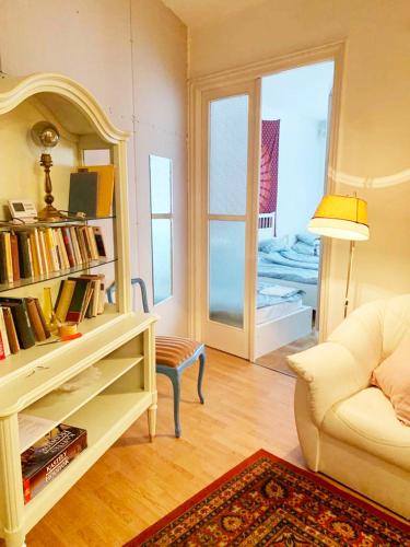 sala de estar con sofá y estante para libros en Cargo Rooms and Apartment, en Budapest