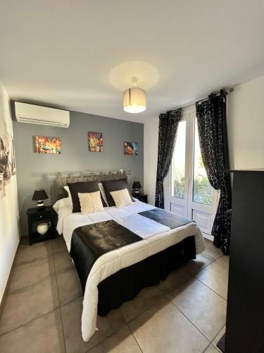 Un dormitorio con una cama grande y una ventana en DIEGO 4 pièces duplex en Niza
