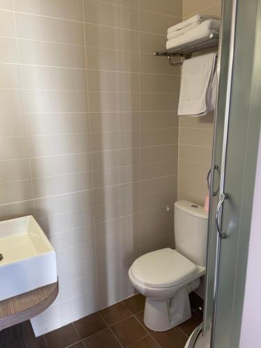 Bilik mandi di Hôtel Oxo