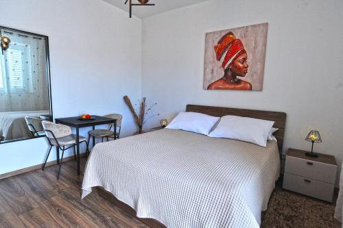 - une chambre avec un lit, une table et une fenêtre dans l'établissement Villa Katarina, à Dubrovnik