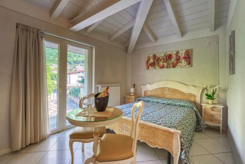 um quarto com uma cama, uma mesa e uma mesa de vidro em Villa Liberty em Boario Terme