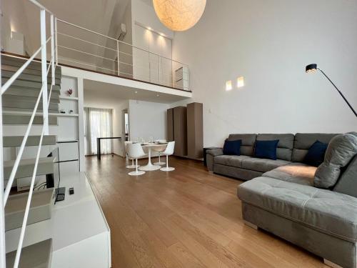 - un salon avec un canapé et un escalier dans l'établissement Modern Loft, à Milan