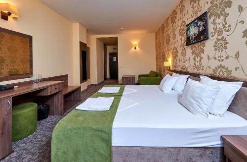 Un pat sau paturi într-o cameră la Hotel Forum