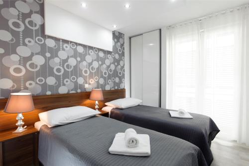 Habitación con 2 camas y toallas. en Guest House Teatrin Split, en Split
