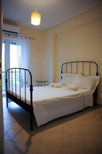 a bedroom with a large bed with white sheets at SAN FLORAN in Áyios Flóros