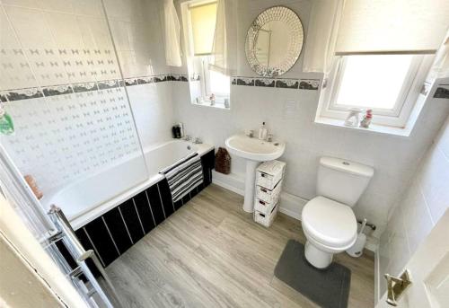 een badkamer met een toilet, een bad en een wastafel bij Lovely and affordable house closer to the sea in Hartlepool