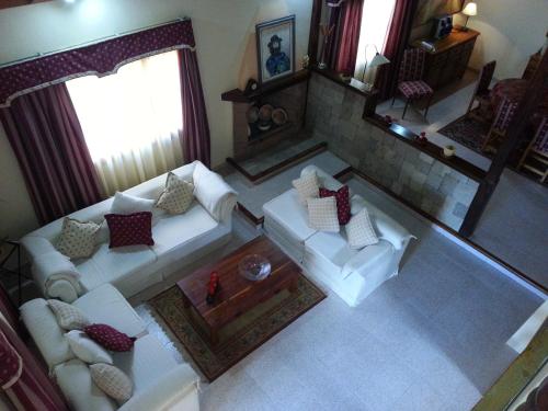 una vista aérea de una sala de estar con sofás blancos en El Pinar en Icod de los Vinos