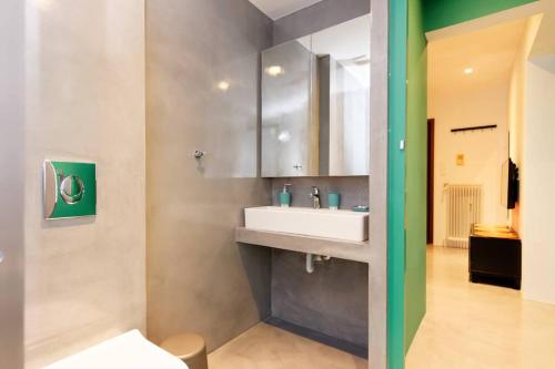 Kúpeľňa v ubytovaní 2 bedroom design apartment in Athens center