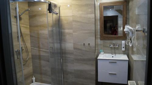 a bathroom with a shower and a sink at Zajazd Zielona Gęś in Przytoczna 