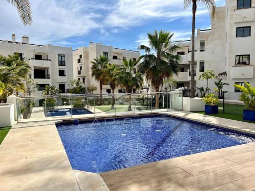 basen przed budynkiem w obiekcie Oasis & Spa Apartment w mieście Salobreña