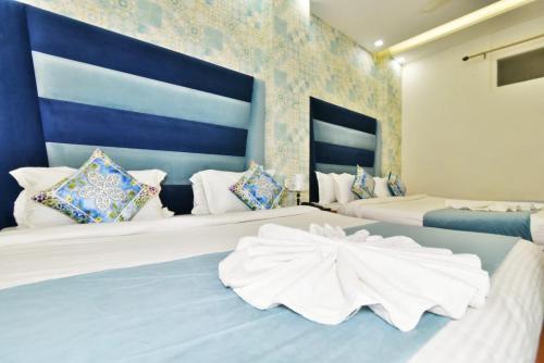 2 camas en una habitación de color azul y blanco en Hotel sallow International-Hotel Near Golden Temple, en Amritsar
