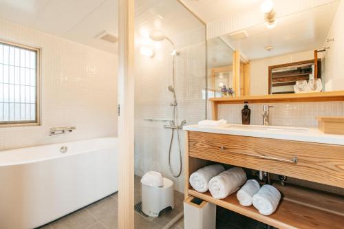 La salle de bains est pourvue d'une baignoire, d'un lavabo et d'une douche. dans l'établissement RITA Gosemachi, à Gose