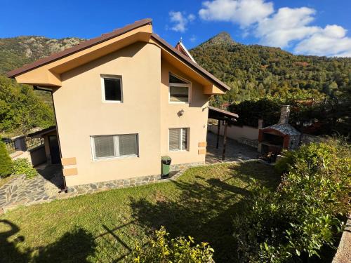 a house with a mountain in the background at Villa Maria in Nižepole