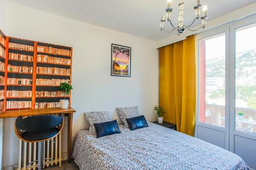 #4 Toulon CENTRE, BALCON, VUE SUR CORNICHE, LUMINEUX, AU CALME, STATIONNEMENT FACILE & GRATUIT في تولون: غرفة نوم مع سرير ورف كتاب