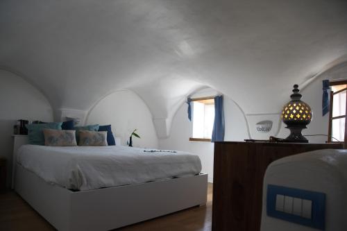 a bedroom with a bed in a white room at Il Fiordo in Conca dei Marini