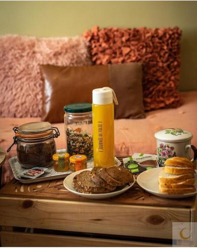 un tavolo con piatti di cibo e bevande sopra di Studio Insolite Viking a Caen