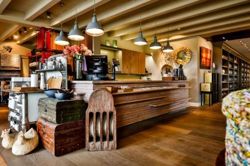 a bar in a restaurant with a counter with at Kontorhaus Keitum in Keitum