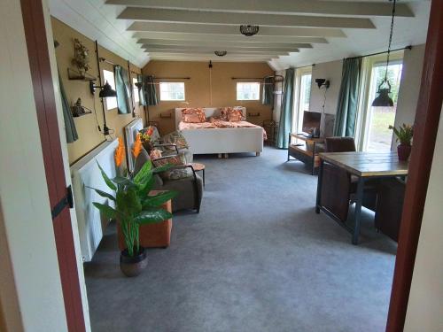 uma sala de estar com um sofá e uma mesa em vakantiewoning 't Bakhuus em Bergentheim