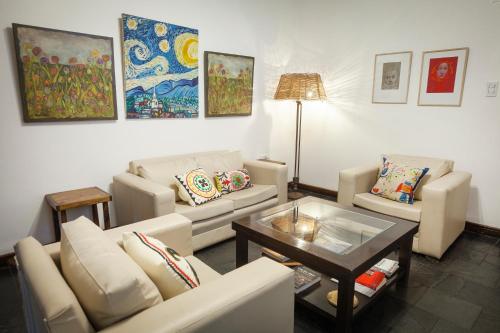 a living room with couches and a coffee table at Posada de Rosas in Mendoza