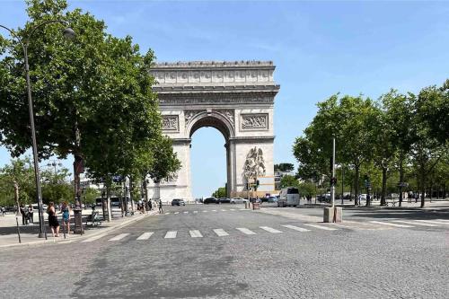 Amazing 1 bedroom, 30sec from Arc de Triomphe