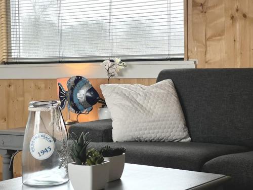 uma sala de estar com um sofá e uma mesa em Sunny view Egmond em Egmond-Binnen